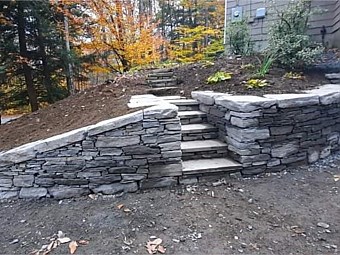 Retaining wall with inset steps